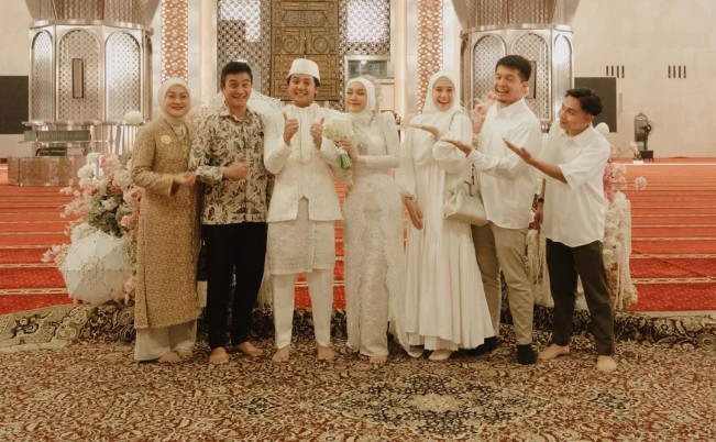 Sejumlah selebriti menghadiri akad nikah Arbani Yasiz dan Raissa Ramadhani. [Instagram @billyjoeava]